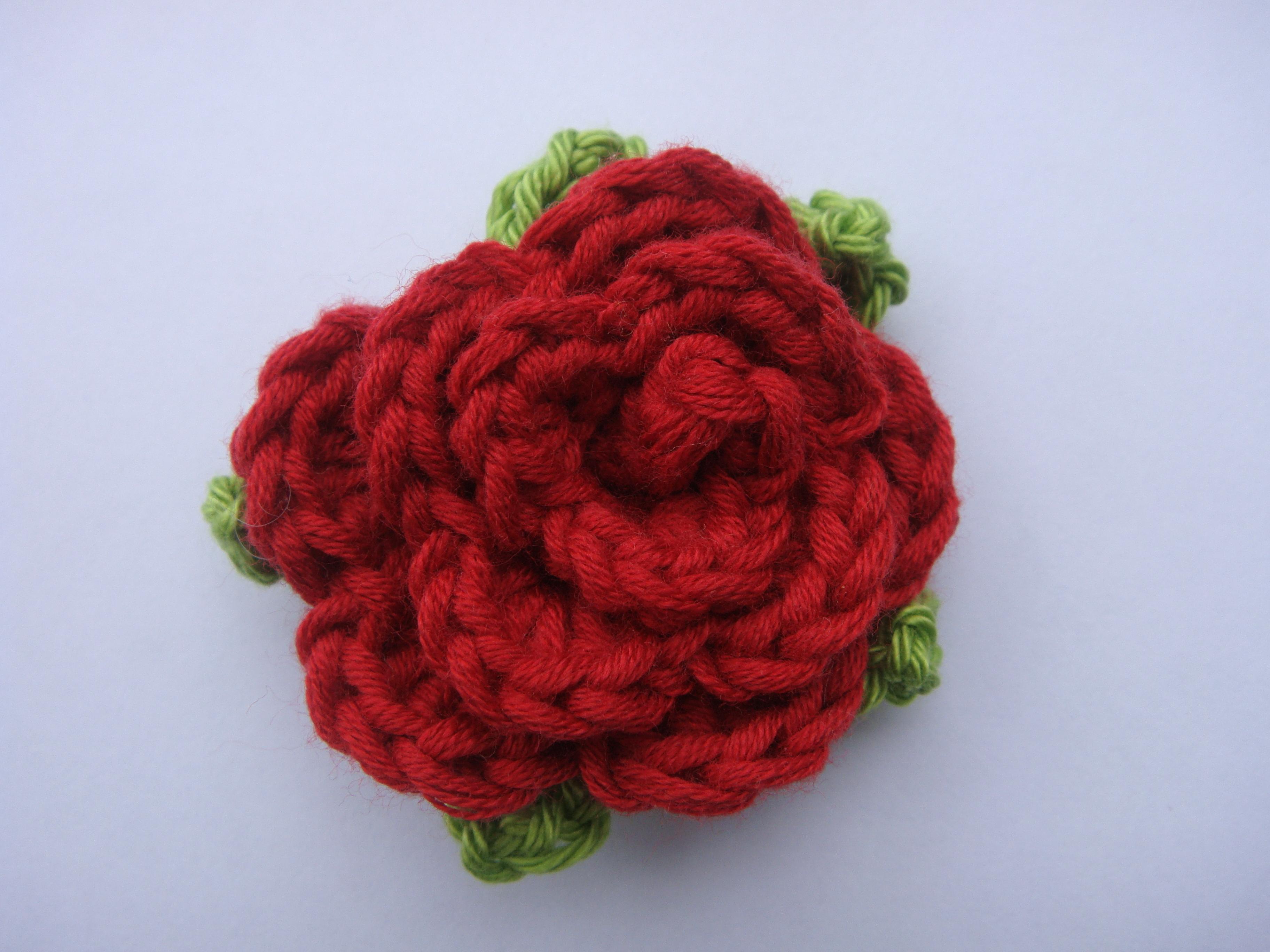 crochet rose brooch in red - Completeness